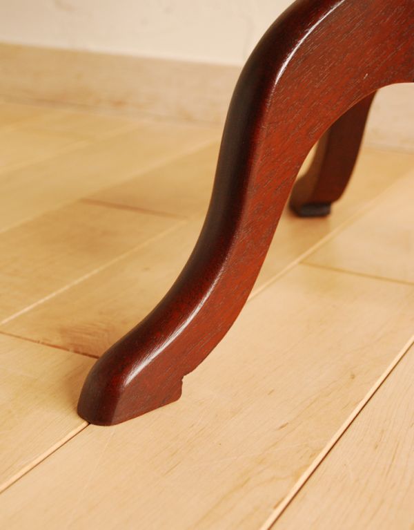 アンティーク家具　英国ならではのアンティーク家具、小さなワインテーブル。カーブが美しい三本脚でしっかりテーブルを支えます。(j-1364-f)