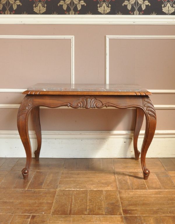 ロイドテーブル アンティーク家具 ゴージャスなアンティーク家具、大理石天板のコーヒーテーブル。幕板の彫はこんな感じ。(j-1365-f)