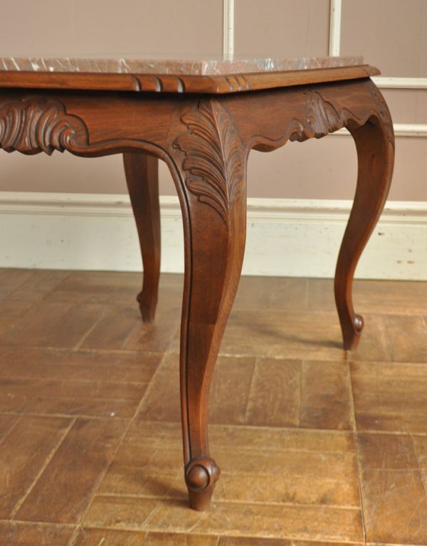 ロイドテーブル アンティーク家具 ゴージャスなアンティーク家具、大理石天板のコーヒーテーブル。脚にもキレイな装飾があります。(j-1365-f)