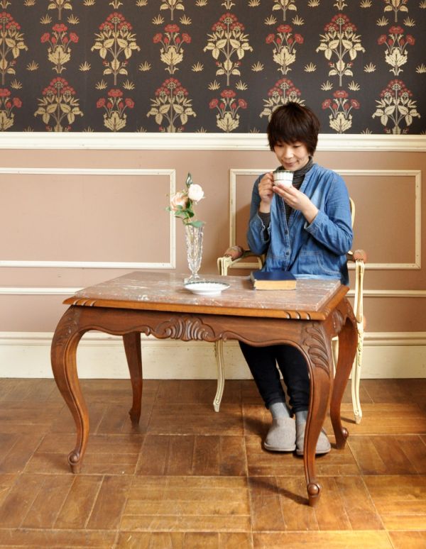 ロイドテーブル アンティーク家具 ゴージャスなアンティーク家具、大理石天板のコーヒーテーブル。天板が広いので、ゆったりとお使い頂けます。(j-1365-f)