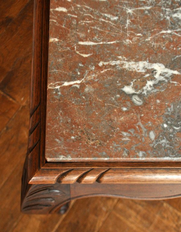 ロイドテーブル アンティーク家具 ゴージャスなアンティーク家具、大理石天板のコーヒーテーブル。可愛らしい優しいピンク色の石を使っています。(j-1365-f)