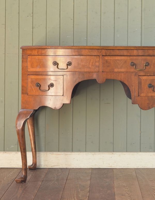 ロイドテーブル　アンティーク家具　コンパクトなアンティーク英国家具、ウォルナット材の木目が美しいデスク。上品で落ち着きのあるデスク。(j-1366-f)