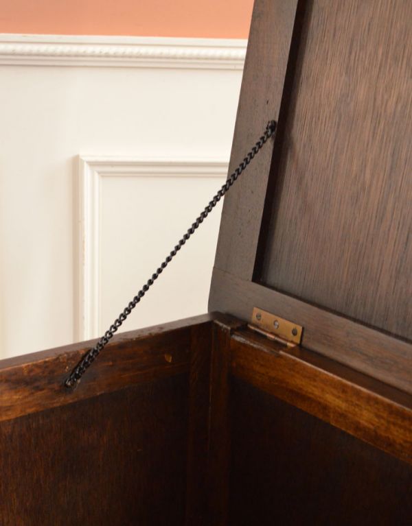 アンティーク家具　アンティークの英国家具、オーク材のコファー（ベンチ）。フタにはチェーンが付いているので、安全です。(j-1367-f)