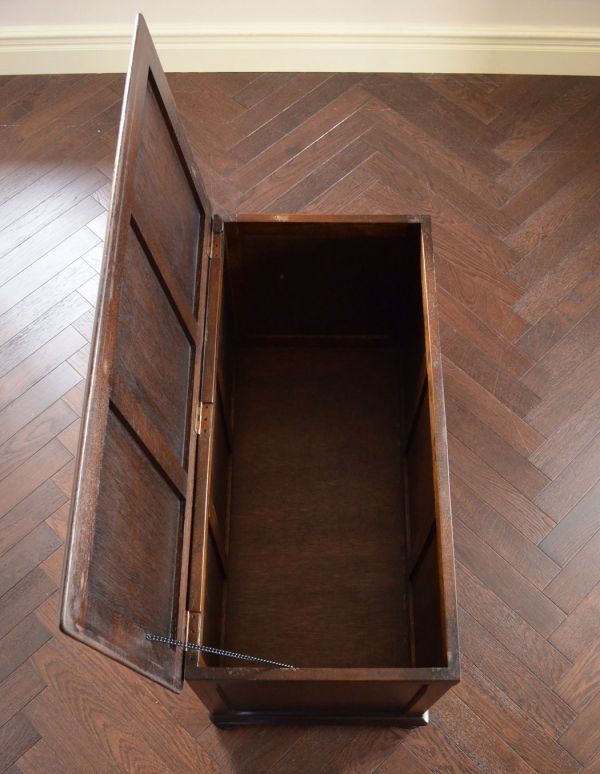 アンティーク家具　アンティークの英国家具、オーク材のコファー（ベンチ）。フタを開くと・・・本やクッション、ブランケットなど、リビングで散らかっているものの収納に大助かり！内側も美しい状態です。(j-1367-f)