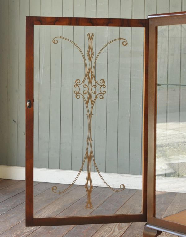 アンティーク家具 美しい模様が描かれたアンティーク家具、ガラスキャビネット(飾り棚)。ガラスもアンティークならでは。(j-1368-f)