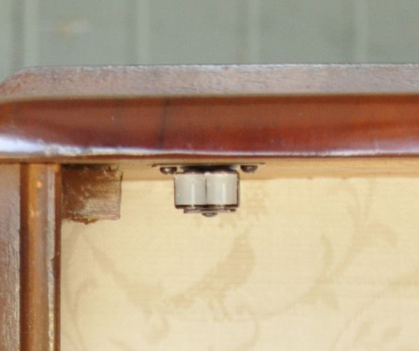 アンティーク家具 美しい模様が描かれたアンティーク家具、ガラスキャビネット(飾り棚)。扉にはローラーキャッチャーが付いているので、開け閉めがスムーズです。(j-1368-f)