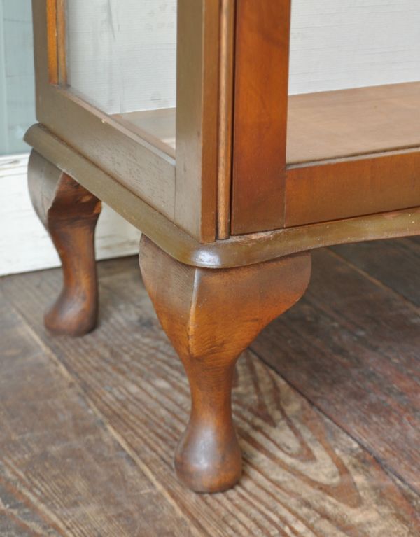 アンティーク家具 美しい模様が描かれたアンティーク家具、ガラスキャビネット(飾り棚)。きちんと支えます。(j-1368-f)