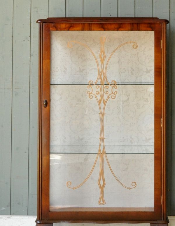 アンティーク家具 美しい模様が描かれたアンティーク家具、ガラスキャビネット(飾り棚)。アンティークのガラスがキレイにはめ込んであります。(j-1368-f)