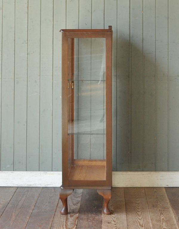 アンティーク家具 美しい模様が描かれたアンティーク家具、ガラスキャビネット(飾り棚)。サイドもガラスなので、どこから見ても美しいです!しっかり作られているので、安心してお使いいただけます。(j-1368-f)