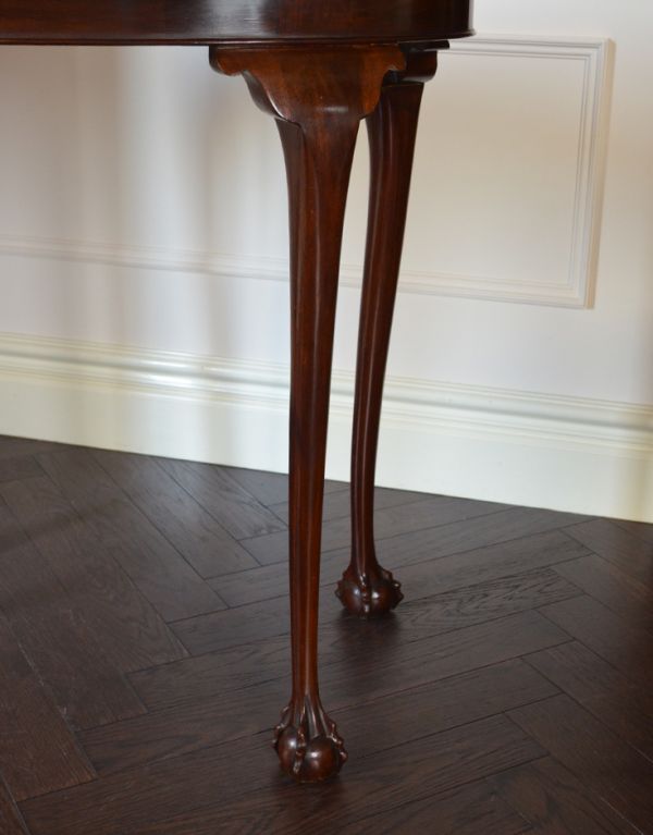 ロイドテーブル　アンティーク家具　イギリスの便利なアンティーク家具、オケージョナルテーブル。装飾がアンティークらしい脚です。(j-1369-f)