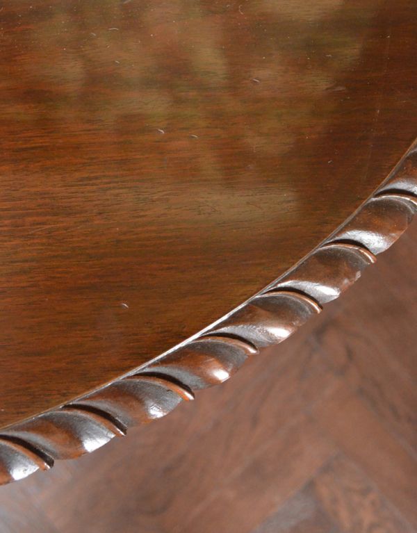 ロイドテーブル　アンティーク家具　イギリスの便利なアンティーク家具、オケージョナルテーブル。落ち着きのある茶色なので上品です。(j-1369-f)