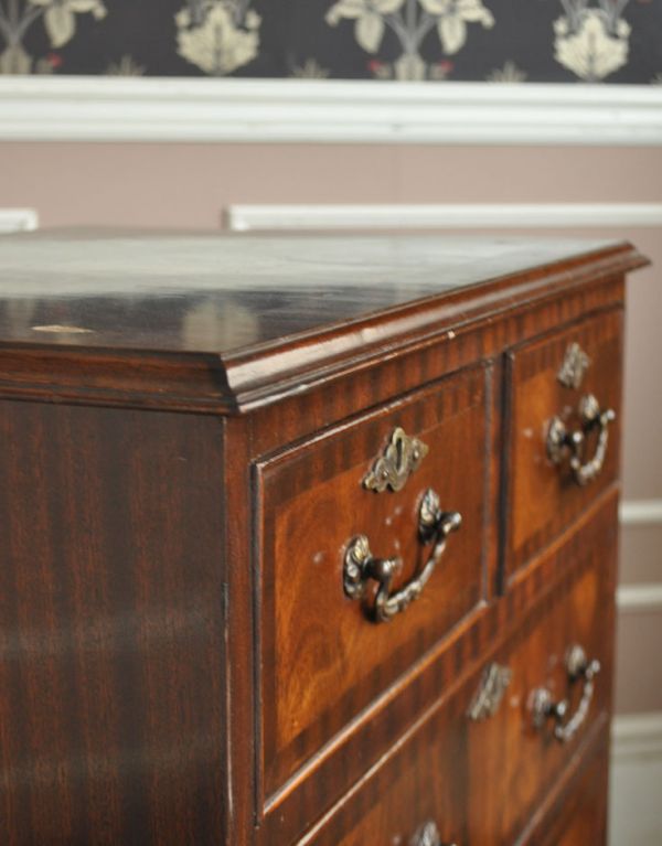 アンティーク家具 マホガニー材のアンティーク家具、英国のおしゃれなチェスト。チェストの表情を豊かにしてくれるようです!。(j-1370-f)