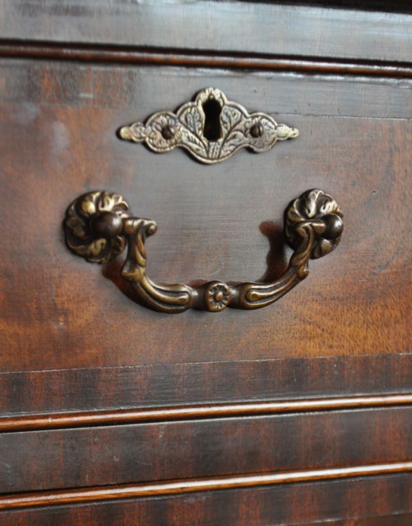 アンティーク家具 マホガニー材のアンティーク家具、英国のおしゃれなチェスト。アンティークの装飾がオシャレな取っ手です。(j-1370-f)