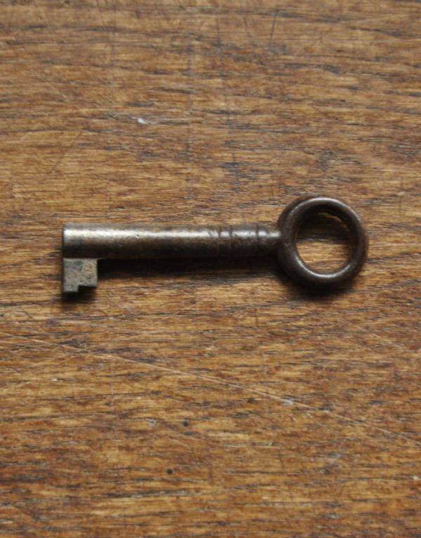 アンティーク家具 マホガニー材のアンティーク家具、英国のおしゃれなチェスト。アンティークの鍵です。(j-1370-f)