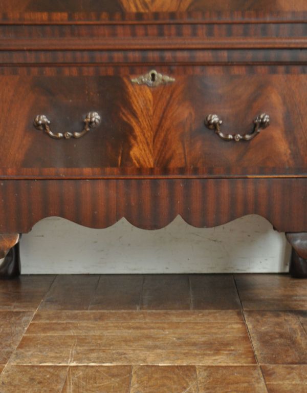 アンティーク家具 マホガニー材のアンティーク家具、英国のおしゃれなチェスト。脚元もエレガントなカッティングがされています。(j-1370-f)