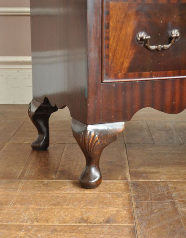 アンティーク家具 マホガニー材のアンティーク家具、英国のおしゃれなチェスト。彫がキレイな脚です。(j-1370-f)