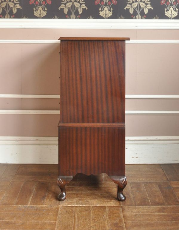 アンティーク家具 マホガニー材のアンティーク家具、英国のおしゃれなチェスト。サイドから見ても絵になります。(j-1370-f)