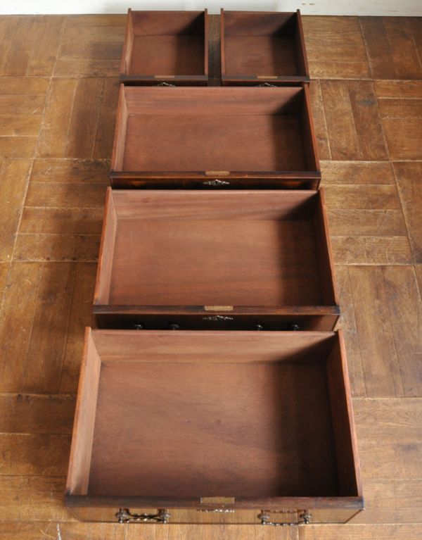 アンティーク家具 マホガニー材のアンティーク家具、英国のおしゃれなチェスト。引き出しは5杯。(j-1370-f)