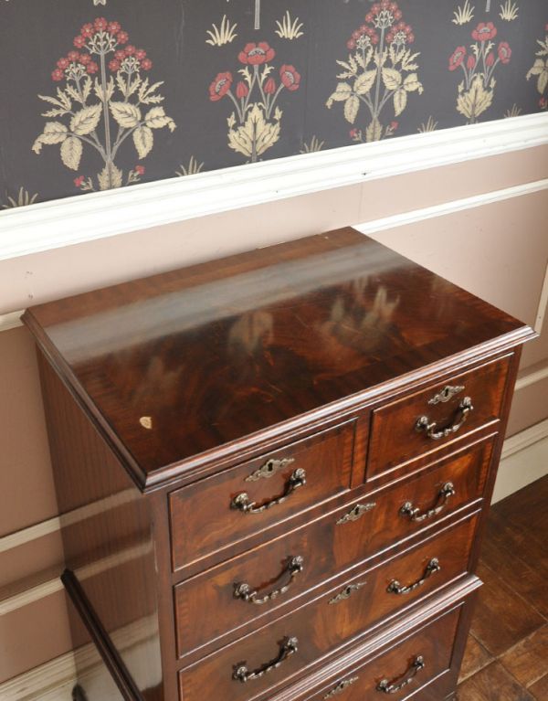 アンティーク家具 マホガニー材のアンティーク家具、英国のおしゃれなチェスト。天板も木目がキレイです。(j-1370-f)