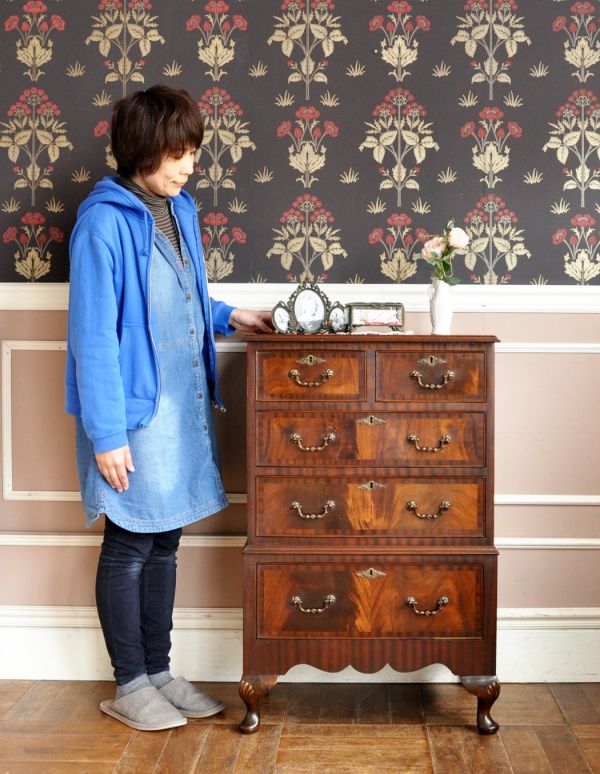 アンティーク家具 マホガニー材のアンティーク家具、英国のおしゃれなチェスト。高級感があって女性らしい優しいシルエット。(j-1370-f)