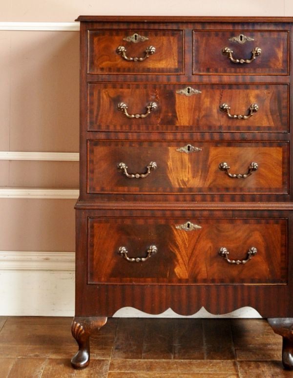 アンティーク家具 マホガニー材のアンティーク家具、英国のおしゃれなチェスト。品のある色合いと木目です。(j-1370-f)