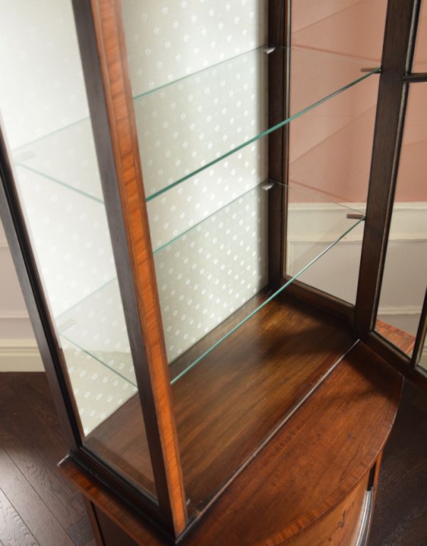 アンティークのキャビネット　アンティーク家具　象嵌がたっぷりのアンティークの英国家具、ガラスのショーケース。食器に限らず、ポストカードや本などもディスプレイできます。(j-1371-f)