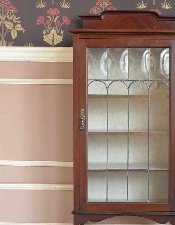 アンティークのキャビネット　アンティーク家具　マホガニー材で造られたアンティーク英国家具、ガラス扉のブックケース（本棚）。アンティークのガラスがキレイにはめ込んであります。(j-1372-f)