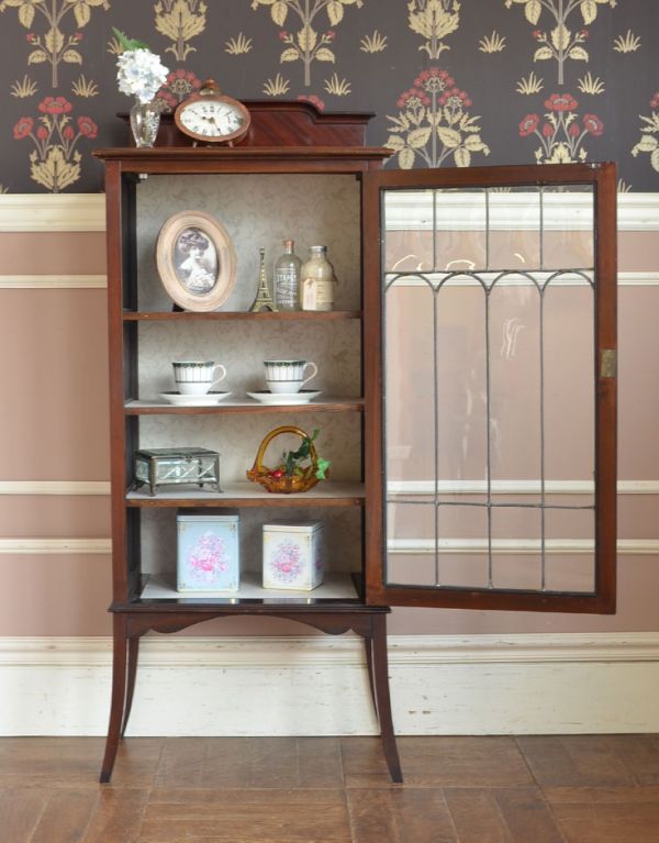 アンティークのキャビネット　アンティーク家具　マホガニー材で造られたアンティーク英国家具、ガラス扉のブックケース（本棚）。食器や写真立て、本やDVDなどなど、たくさん飾ればディスプレイの幅が広がります！ガラスが大きいので、中に飾ったものがいい感じに見えてオシャレになります。(j-1372-f)