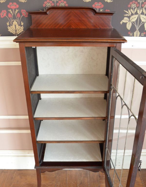 アンティークのキャビネット　アンティーク家具　マホガニー材で造られたアンティーク英国家具、ガラス扉のブックケース（本棚）。１枚の扉なので、扉を開いたときも美しいです。(j-1372-f)