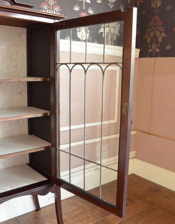 アンティークのキャビネット　アンティーク家具　マホガニー材で造られたアンティーク英国家具、ガラス扉のブックケース（本棚）。ガラスも当時のものをそのまま使っています。(j-1372-f)