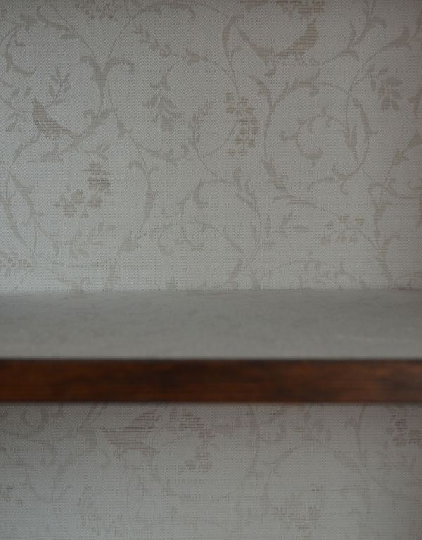 アンティークのキャビネット　アンティーク家具　マホガニー材で造られたアンティーク英国家具、ガラス扉のブックケース（本棚）。柄物の食器やお気に入りのアイテムが引き立つようにシンプルな生地に新しく張り替えています。(j-1372-f)