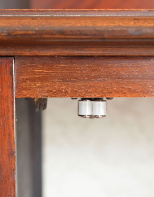 アンティークのキャビネット　アンティーク家具　マホガニー材で造られたアンティーク英国家具、ガラス扉のブックケース（本棚）。ローラーキャッチャーが付いているので開け閉めはスムーズです。(j-1372-f)