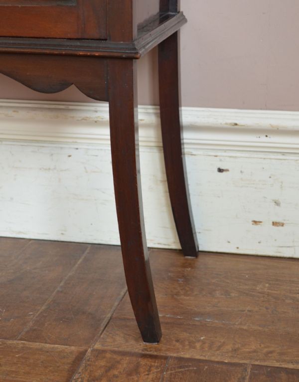 アンティークのキャビネット　アンティーク家具　マホガニー材で造られたアンティーク英国家具、ガラス扉のブックケース（本棚）。安定感のある脚がしっかり支えます。(j-1372-f)