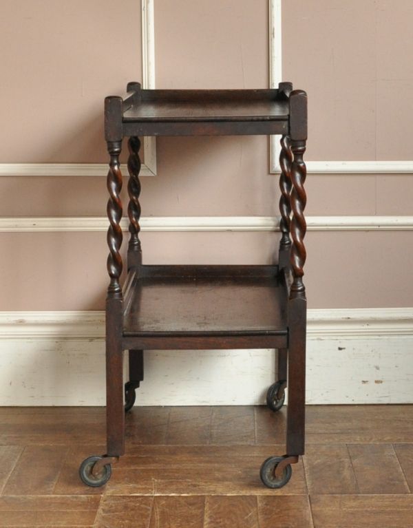 アンティークのワゴン・トローリー　アンティーク家具　イギリスのどこでも使えるアンティーク家具、２段の棚のワゴン（トロリー） 。しっかり作られていますので、下の台にたくさん物を乗せても大丈夫！。(j-1373-f)