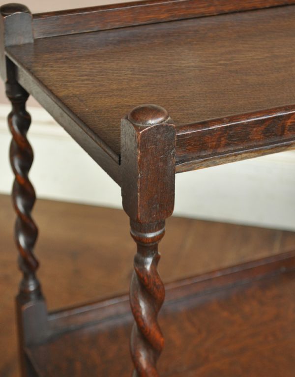 アンティークのワゴン・トローリー　アンティーク家具　イギリスのどこでも使えるアンティーク家具、２段の棚のワゴン（トロリー） 。濃い茶色でどことなく高級感も感じられます。(j-1373-f)