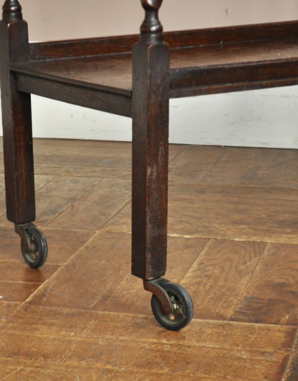 アンティークのワゴン・トローリー　アンティーク家具　イギリスのどこでも使えるアンティーク家具、２段の棚のワゴン（トロリー） 。きちんと調整したので、新しいものと比べるとスムーズではありませんが、ちゃんと動きます。(j-1373-f)