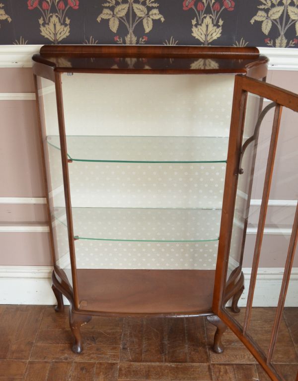 アンティークのキャビネット アンティーク家具 英国スタイルの上品なアンティークのガラスキャビネット。中央にある1枚の大きな扉を開くアンティークらしいデザイン。(j-1374-f)