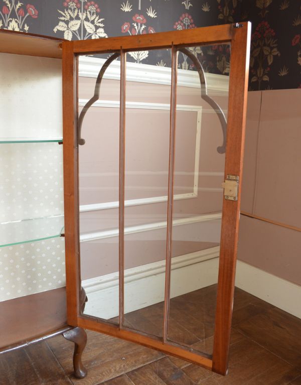 アンティークのキャビネット アンティーク家具 英国スタイルの上品なアンティークのガラスキャビネット。ガラスもアンティークならでは。(j-1374-f)