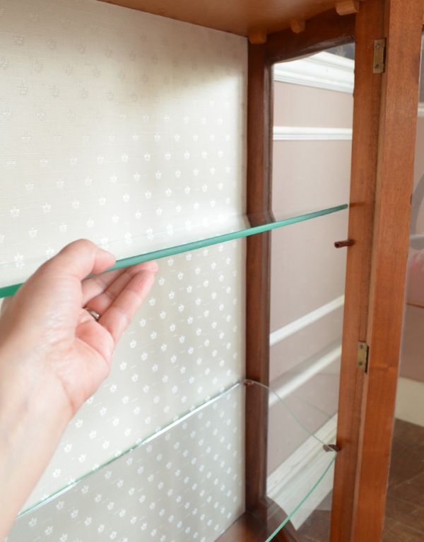 アンティークのキャビネット アンティーク家具 英国スタイルの上品なアンティークのガラスキャビネット。ガラスの棚板は可動です。(j-1374-f)