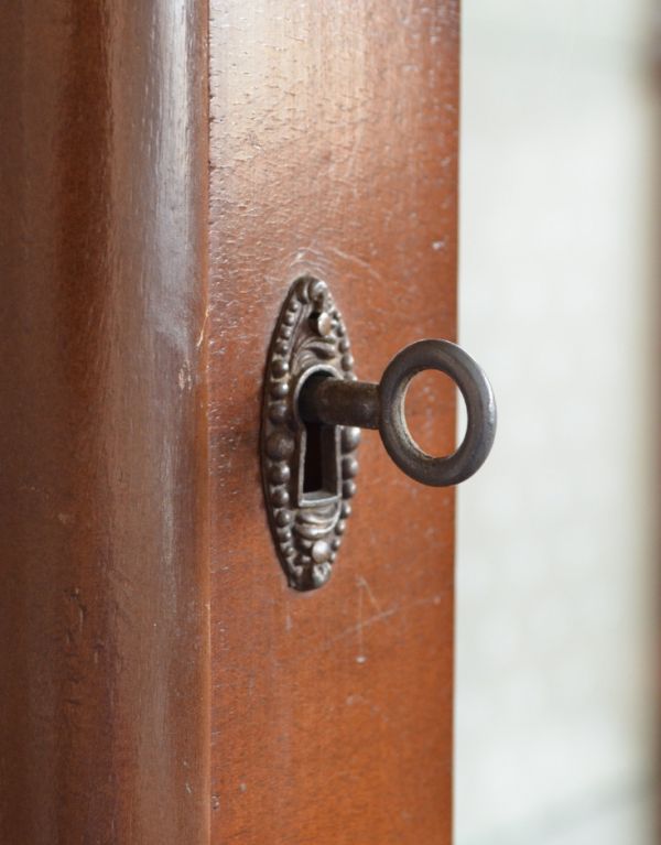 アンティークのキャビネット アンティーク家具 英国スタイルの上品なアンティークのガラスキャビネット。鍵穴が付いています。(j-1374-f)