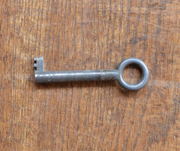 アンティークのキャビネット アンティーク家具 英国スタイルの上品なアンティークのガラスキャビネット。アンティークの鍵をいっしょにお届けします。(j-1374-f)