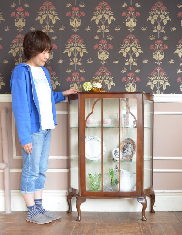 アンティークのキャビネット アンティーク家具 英国スタイルの上品なアンティークのガラスキャビネット。風格と品があるので、リビングはもちろん、和室や書斎、客間にも最適。(j-1374-f)
