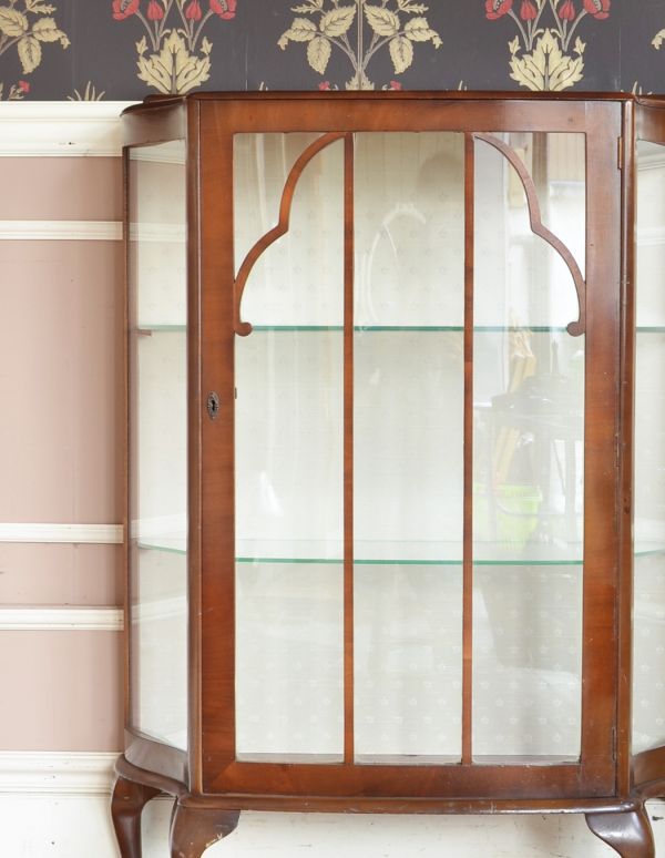 アンティークのキャビネット アンティーク家具 英国スタイルの上品なアンティークのガラスキャビネット。アンティークのガラスがキレイにはめ込んであります。(j-1374-f)