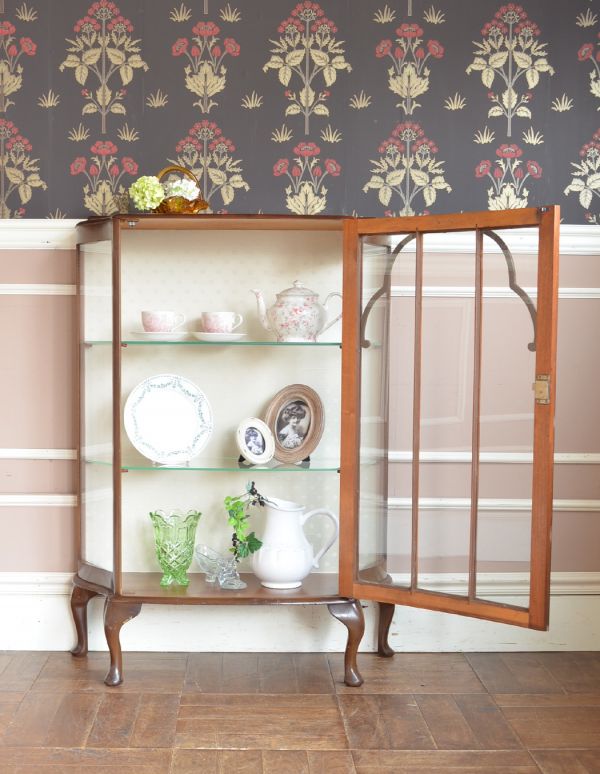 アンティークのキャビネット アンティーク家具 英国スタイルの上品なアンティークのガラスキャビネット。食器や写真立て、本やDVDなどなど、たくさん飾ればディスプレイの幅が広がります!ガラスが大きいので、中に飾ったものがいい感じに見えてオシャレになります。(j-1374-f)
