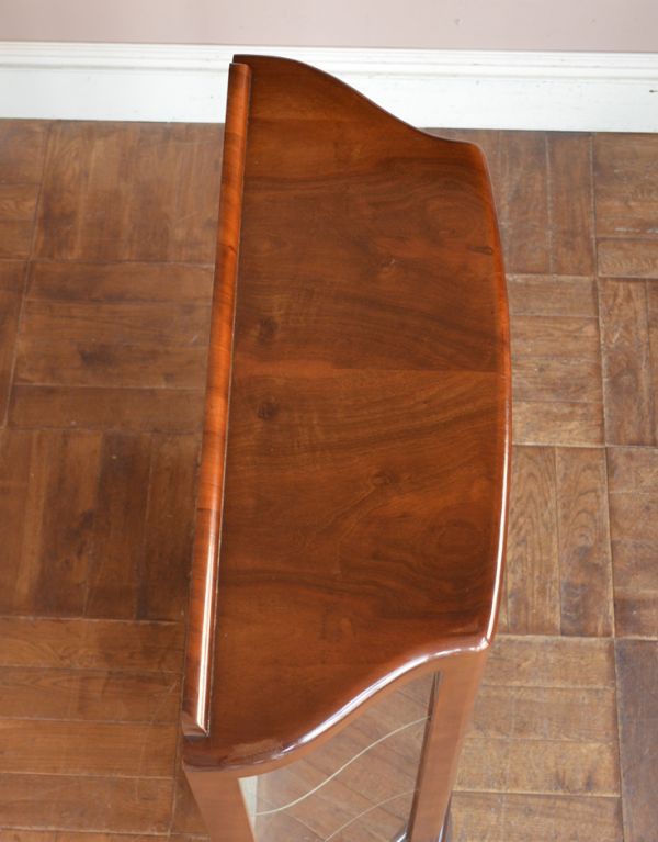 アンティークのキャビネット アンティーク家具 英国スタイルの上品なアンティークのガラスキャビネット。天板もピカピカにお直ししました。(j-1374-f)