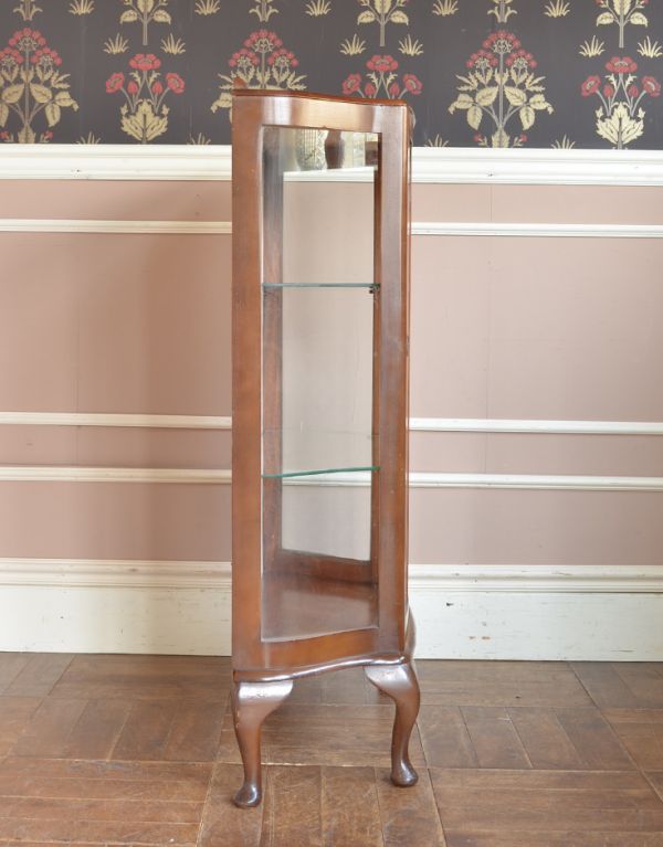 アンティークのキャビネット アンティーク家具 英国スタイルの上品なアンティークのガラスキャビネット。サイドもガラスなので、どこから見ても美しいです!しっかり作られているので、安心してお使いいただけます。(j-1374-f)