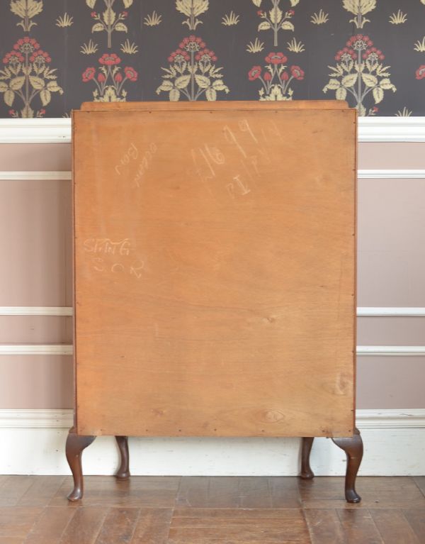 アンティークのキャビネット アンティーク家具 英国スタイルの上品なアンティークのガラスキャビネット。キチンとメンテナンスしてあるので、裏側もキレイです。(j-1374-f)