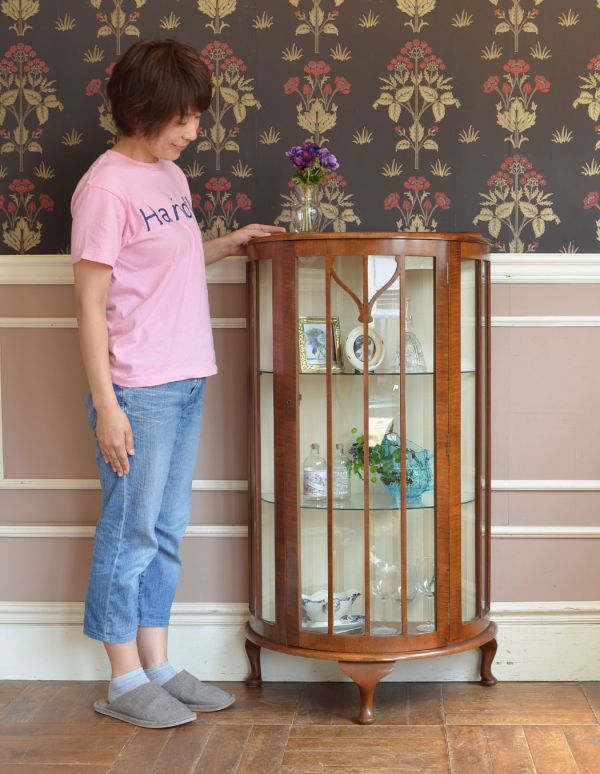 アンティークのキャビネット アンティーク家具 英国スタイルの上品なハーフムーンのアンティークショーケース。風格と品があるので、リビングはもちろん、和室や書斎、客間にも最適。(j-1375-f)