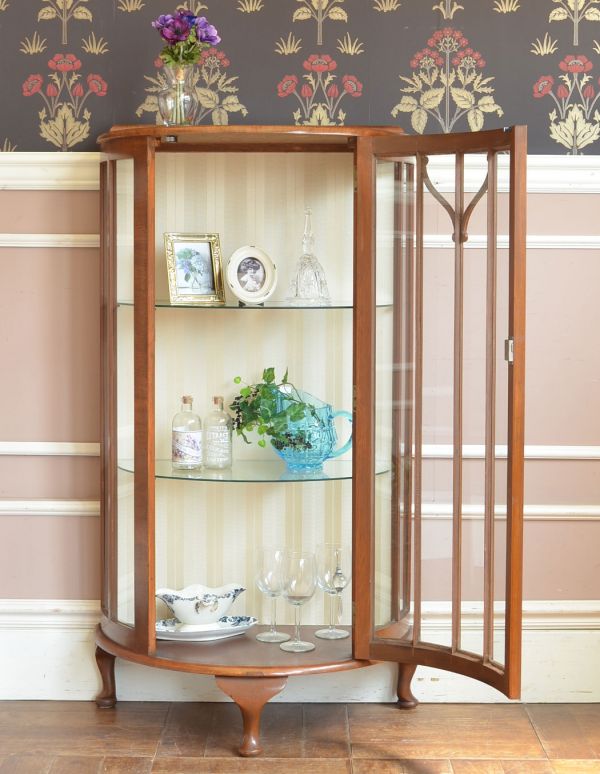 アンティークのキャビネット アンティーク家具 英国スタイルの上品なハーフムーンのアンティークショーケース。食器や写真立て、本やDVDなどなど、たくさん飾ればディスプレイの幅が広がります!ガラスが大きいので、中に飾ったものがいい感じに見えてオシャレになります。(j-1375-f)
