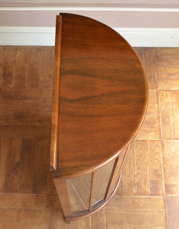 アンティークのキャビネット アンティーク家具 英国スタイルの上品なハーフムーンのアンティークショーケース。天板もピカピカにお直ししました。(j-1375-f)